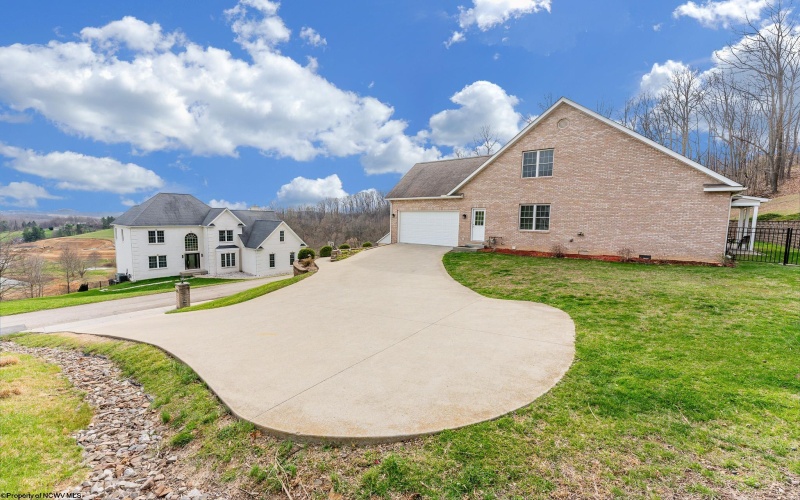 106 Iris Lane, Morgantown, West Virginia 26501, 4 Bedrooms Bedrooms, 11 Rooms Rooms,4 BathroomsBathrooms,Single Family Detached,For Sale,Iris,10163974