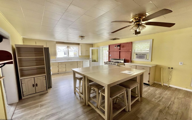 38 Kitson Street, Weston, West Virginia 26452, 4 Bedrooms Bedrooms, 8 Rooms Rooms,2 BathroomsBathrooms,Single Family Detached,For Sale,Kitson,10163977