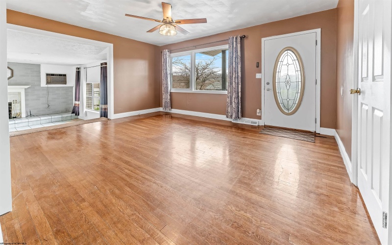 1041 Montrose Avenue, Morgantown, West Virginia 26505, 2 Bedrooms Bedrooms, 6 Rooms Rooms,2 BathroomsBathrooms,Single Family Detached,For Sale,Montrose,10163983