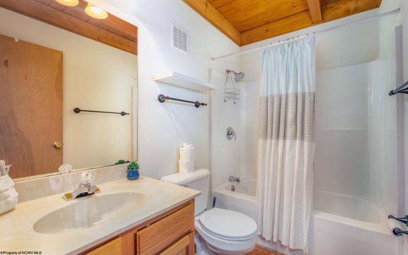 74 Bluebell Drive, Terra Alta, West Virginia 26764, 3 Bedrooms Bedrooms, 10 Rooms Rooms,3 BathroomsBathrooms,Single Family Detached,For Sale,Bluebell,10163987