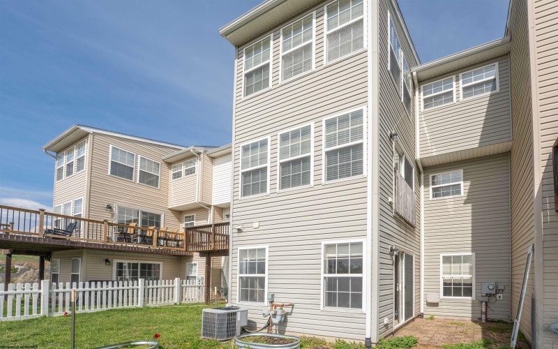 43 Robin Lane, Morgantown, West Virginia 26508, 3 Bedrooms Bedrooms, 7 Rooms Rooms,2 BathroomsBathrooms,Single Family Attached,For Sale,Robin,10163994