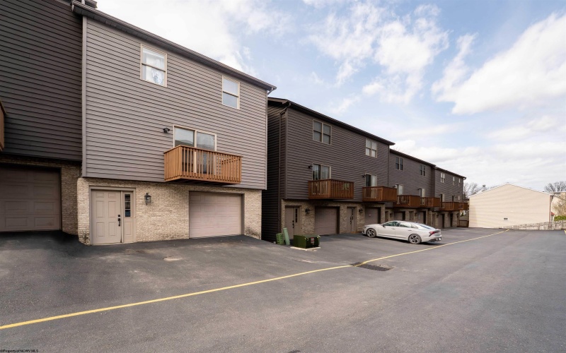 9 Sunridge Drive, Morgantown, West Virginia 26505, 4 Bedrooms Bedrooms, 9 Rooms Rooms,3 BathroomsBathrooms,Single Family Attached,For Sale,Sunridge,10164025