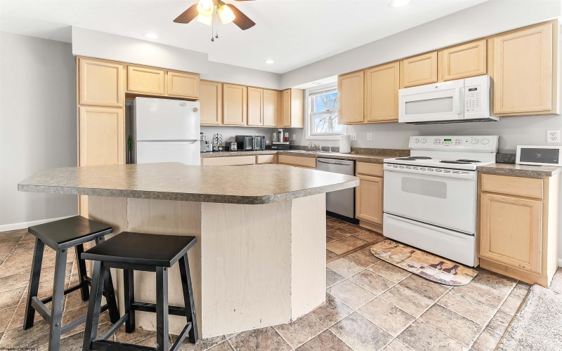 9 Sunridge Drive, Morgantown, West Virginia 26505, 4 Bedrooms Bedrooms, 9 Rooms Rooms,3 BathroomsBathrooms,Single Family Attached,For Sale,Sunridge,10164025