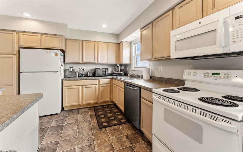 9 Sunridge Drive, Morgantown, West Virginia 26505, 4 Bedrooms Bedrooms, 9 Rooms Rooms,3 BathroomsBathrooms,Single Family Attached,For Sale,Sunridge,10164025