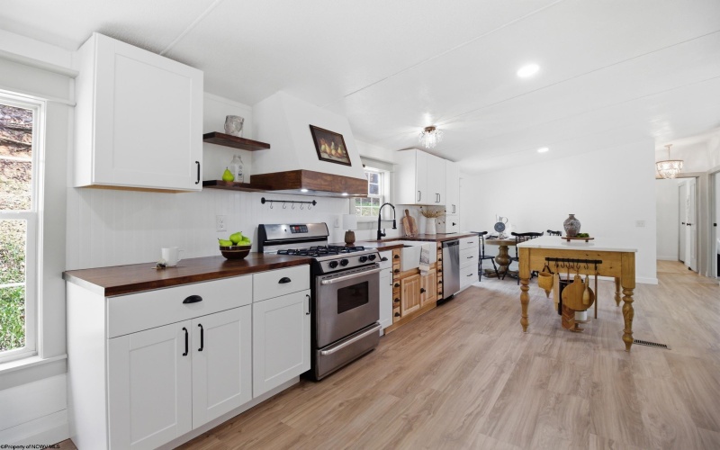 78 HANNAH Road, Clarksburg, West Virginia 26301, 3 Bedrooms Bedrooms, 8 Rooms Rooms,2 BathroomsBathrooms,Single Family Detached,For Sale,HANNAH,10164030