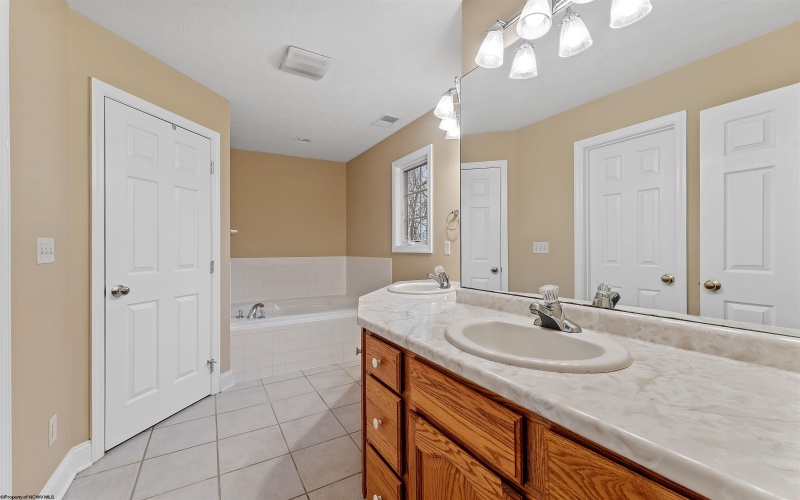 1229 Kings Road, Morgantown, West Virginia 26508, 5 Bedrooms Bedrooms, 10 Rooms Rooms,3 BathroomsBathrooms,Single Family Detached,For Sale,Kings,10164038