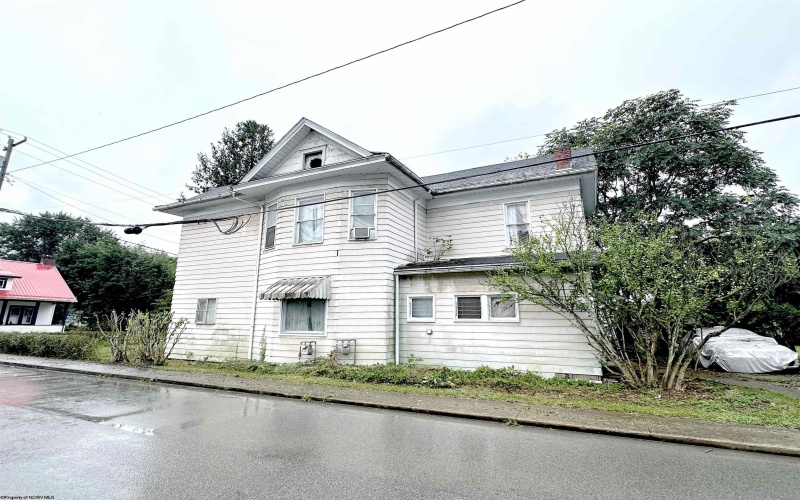 515 Court Avenue, Weston, West Virginia 26452, 5 Bedrooms Bedrooms, 9 Rooms Rooms,1 BathroomBathrooms,Single Family Detached,For Sale,Court,10161811