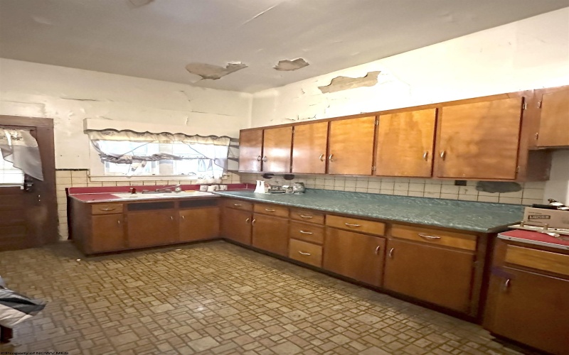 515 Court Avenue, Weston, West Virginia 26452, 5 Bedrooms Bedrooms, 9 Rooms Rooms,1 BathroomBathrooms,Single Family Detached,For Sale,Court,10161811