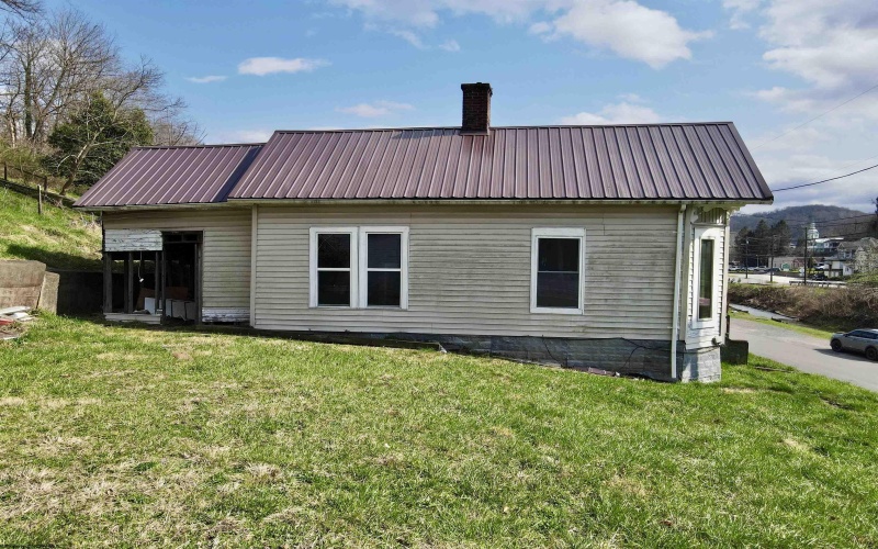 356 Broad Street, Weston, West Virginia 26452, 4 Bedrooms Bedrooms, 7 Rooms Rooms,1 BathroomBathrooms,Single Family Detached,For Sale,Broad,10164054
