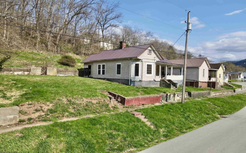 356 Broad Street, Weston, West Virginia 26452, 4 Bedrooms Bedrooms, 7 Rooms Rooms,1 BathroomBathrooms,Single Family Detached,For Sale,Broad,10164054