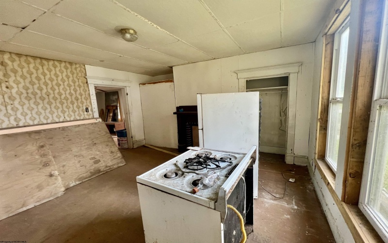 356 Broad Street, Weston, West Virginia 26452, 4 Bedrooms Bedrooms, 7 Rooms Rooms,1 BathroomBathrooms,Single Family Detached,For Sale,Broad,10164054