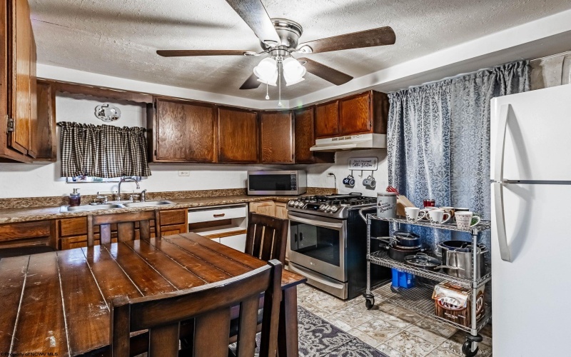 200 Rosedale Hill Road, Maidsville, West Virginia 26541, 1 Bedroom Bedrooms, 5 Rooms Rooms,1 BathroomBathrooms,Single Family Detached,For Sale,Rosedale Hill,10164090