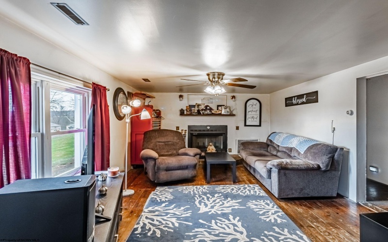 200 Rosedale Hill Road, Maidsville, West Virginia 26541, 1 Bedroom Bedrooms, 5 Rooms Rooms,1 BathroomBathrooms,Single Family Detached,For Sale,Rosedale Hill,10164090