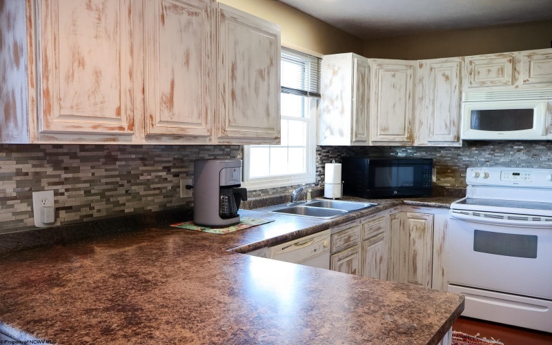 277 Donna Avenue, Morgantown, West Virginia 26505, 3 Bedrooms Bedrooms, 8 Rooms Rooms,2 BathroomsBathrooms,Single Family Attached,For Sale,Donna,10164125