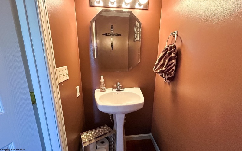 277 Donna Avenue, Morgantown, West Virginia 26505, 3 Bedrooms Bedrooms, 8 Rooms Rooms,2 BathroomsBathrooms,Single Family Attached,For Sale,Donna,10164125