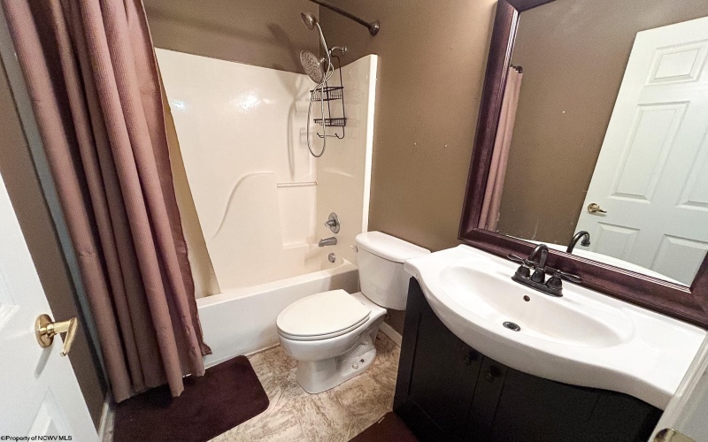 277 Donna Avenue, Morgantown, West Virginia 26505, 3 Bedrooms Bedrooms, 8 Rooms Rooms,2 BathroomsBathrooms,Single Family Attached,For Sale,Donna,10164125