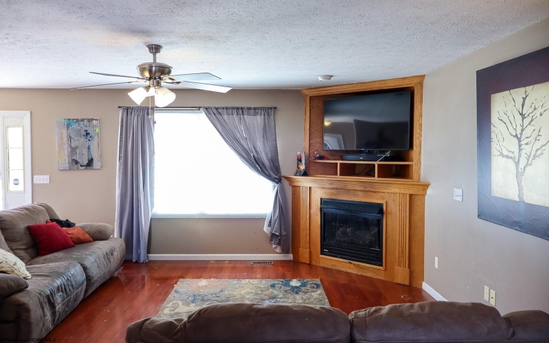 277 Donna Avenue, Morgantown, West Virginia 26505, 3 Bedrooms Bedrooms, 8 Rooms Rooms,2 BathroomsBathrooms,Single Family Attached,For Sale,Donna,10164125