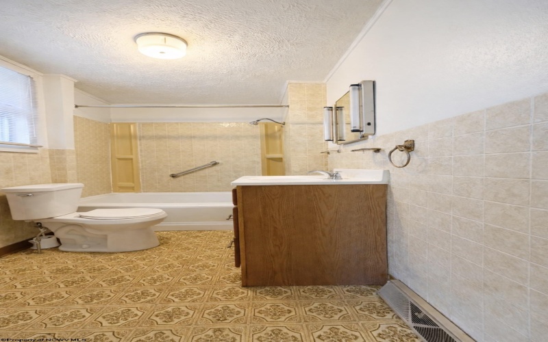 500 Ohio Avenue, Nutter Fort, West Virginia 26301, 2 Bedrooms Bedrooms, 6 Rooms Rooms,1 BathroomBathrooms,Single Family Detached,For Sale,Ohio,10164129