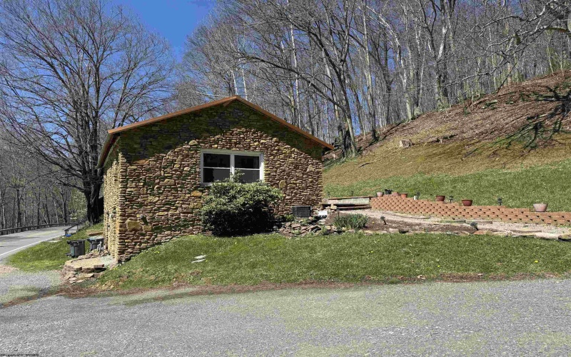 968 Bunner Ridge Road, Fairmont, West Virginia 26554, 1 Bedroom Bedrooms, 5 Rooms Rooms,1 BathroomBathrooms,Single Family Detached,For Sale,Bunner Ridge,10164159
