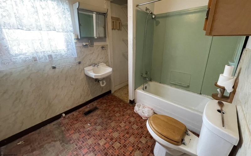 112 Thorn Stop Circle, Clarksburg, West Virginia 26330, 3 Bedrooms Bedrooms, 6 Rooms Rooms,1 BathroomBathrooms,Single Family Detached,For Sale,Thorn Stop,10164180