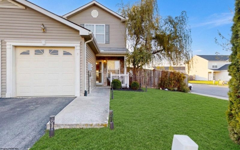 6 Sophie Lane, Bunker Hill, West Virginia 25413, 3 Bedrooms Bedrooms, 6 Rooms Rooms,2 BathroomsBathrooms,Single Family Attached,For Sale,Sophie,10164195