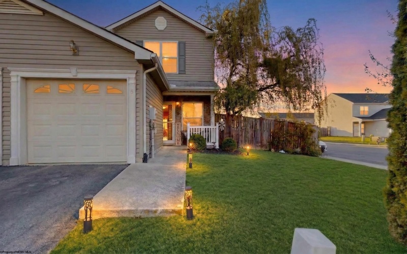 6 Sophie Lane, Bunker Hill, West Virginia 25413, 3 Bedrooms Bedrooms, 6 Rooms Rooms,2 BathroomsBathrooms,Single Family Attached,For Sale,Sophie,10164195