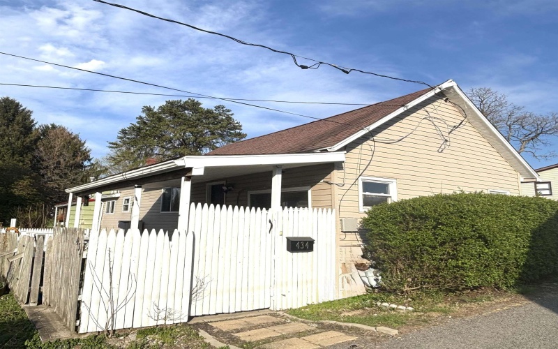 434 Center Street, Morgantown, West Virginia 26505, 2 Bedrooms Bedrooms, 5 Rooms Rooms,1 BathroomBathrooms,Single Family Detached,For Sale,Center,10164210