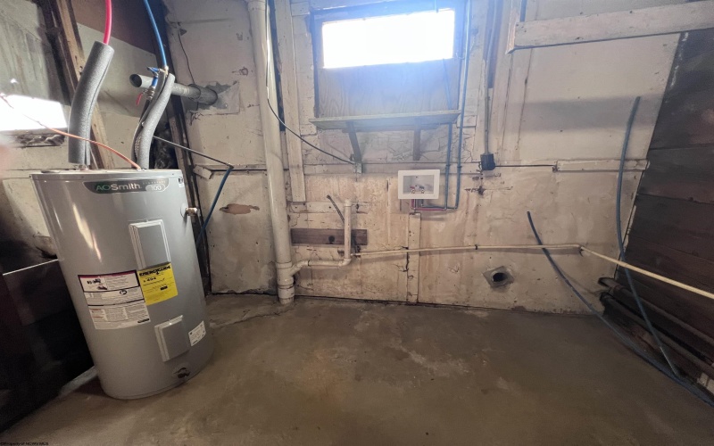 117 1/2 Davis Street, Elkins, West Virginia 26241, 1 Bedroom Bedrooms, 4 Rooms Rooms,1 BathroomBathrooms,Single Family Detached,For Sale,Davis,10164235