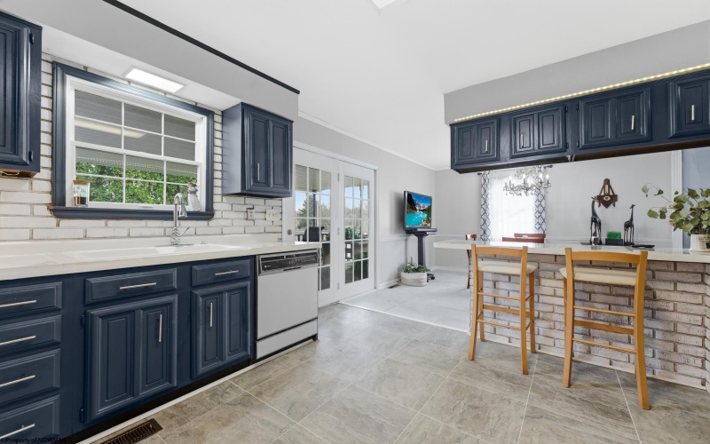 15 Main Street, Westover, West Virginia 26501, 4 Bedrooms Bedrooms, 8 Rooms Rooms,3 BathroomsBathrooms,Single Family Detached,For Sale,Main,10164253