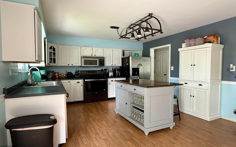 189 Meadow View Lane, Morgantown, West Virginia 26508, 3 Bedrooms Bedrooms, 8 Rooms Rooms,2 BathroomsBathrooms,Single Family Detached,For Sale,Meadow View,10164252