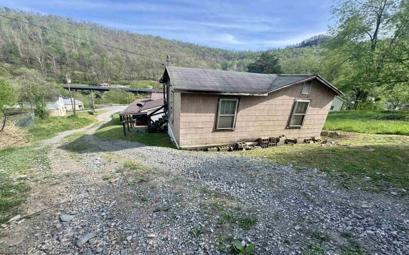 115 Virginia Street, Gassaway, West Virginia 26624, 3 Bedrooms Bedrooms, 7 Rooms Rooms,1 BathroomBathrooms,Single Family Detached,For Sale,Virginia,10164272