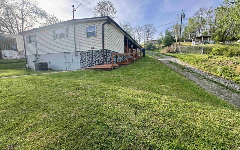 115 Virginia Street, Gassaway, West Virginia 26624, 3 Bedrooms Bedrooms, 7 Rooms Rooms,1 BathroomBathrooms,Single Family Detached,For Sale,Virginia,10164272