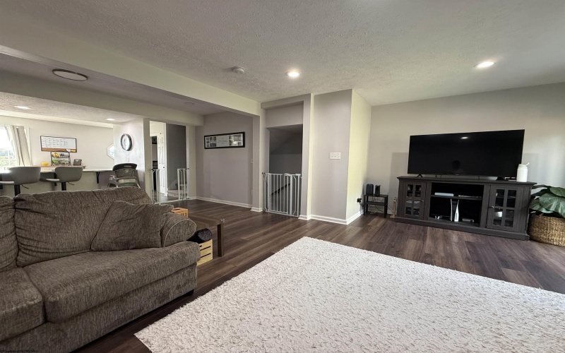 105 Northern Heights Drive, Clarksburg, West Virginia 26301, 4 Bedrooms Bedrooms, 6 Rooms Rooms,2 BathroomsBathrooms,Single Family Attached,For Sale,Northern Heights,10164298