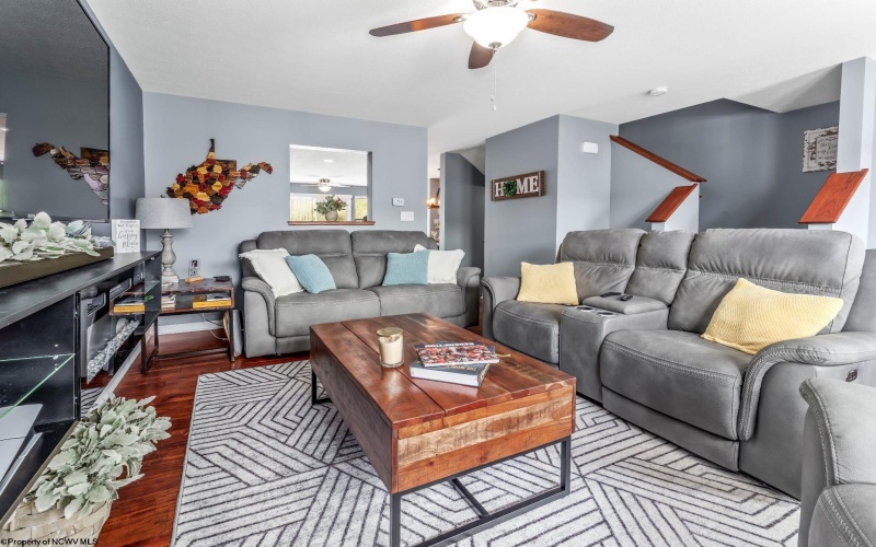 127 Tee Drive, Maidsville, West Virginia 26541, 3 Bedrooms Bedrooms, 8 Rooms Rooms,2 BathroomsBathrooms,Single Family Attached,For Sale,Tee,10164280