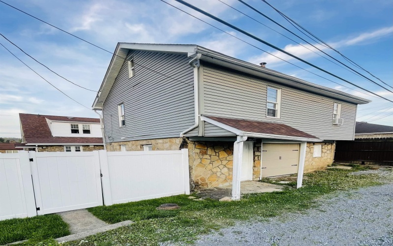 603 1/2 Pike Street, Barrackville, West Virginia 26559, 2 Bedrooms Bedrooms, 6 Rooms Rooms,1 BathroomBathrooms,Single Family Detached,For Sale,Pike,10164304