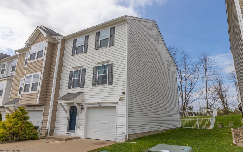 221 Birds Eye View Drive, Morgantown, West Virginia 26501, 3 Bedrooms Bedrooms, 6 Rooms Rooms,2 BathroomsBathrooms,Single Family Attached,For Sale,Birds Eye View,10164336