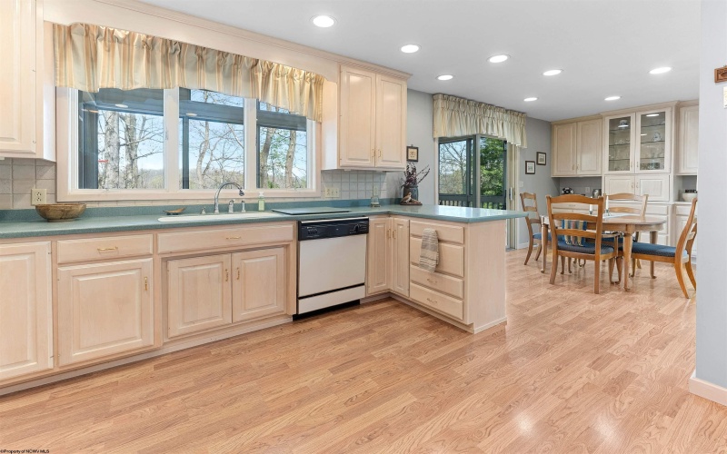 173 Poplar Drive, Morgantown, West Virginia 26505, 4 Bedrooms Bedrooms, 10 Rooms Rooms,3 BathroomsBathrooms,Single Family Detached,For Sale,Poplar,10164334