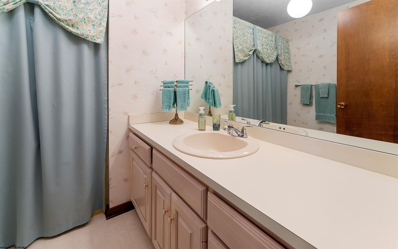 173 Poplar Drive, Morgantown, West Virginia 26505, 4 Bedrooms Bedrooms, 10 Rooms Rooms,3 BathroomsBathrooms,Single Family Detached,For Sale,Poplar,10164334