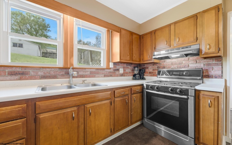 304 Thomas Avenue, Nutter Fort, West Virginia 26301, 2 Bedrooms Bedrooms, 5 Rooms Rooms,1 BathroomBathrooms,Single Family Detached,For Sale,Thomas,10164316