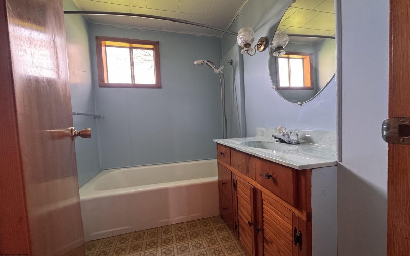 1823 21 Street, Clarksburg, West Virginia 26301, 1 Bedroom Bedrooms, 4 Rooms Rooms,1 BathroomBathrooms,Single Family Detached,For Sale,21,10164341