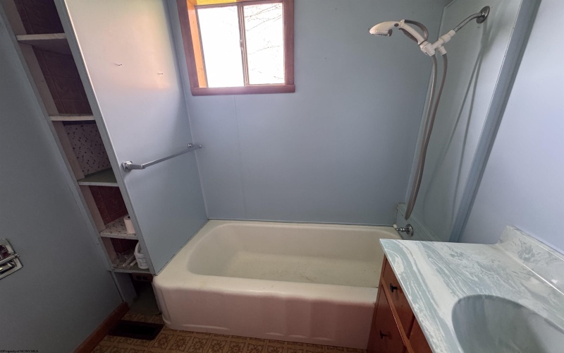 1823 21 Street, Clarksburg, West Virginia 26301, 1 Bedroom Bedrooms, 4 Rooms Rooms,1 BathroomBathrooms,Single Family Detached,For Sale,21,10164341