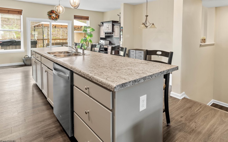 401 Turquoise Lane, Morgantown, West Virginia 26508, 3 Bedrooms Bedrooms, 8 Rooms Rooms,3 BathroomsBathrooms,Single Family Attached,For Sale,Turquoise,10164343