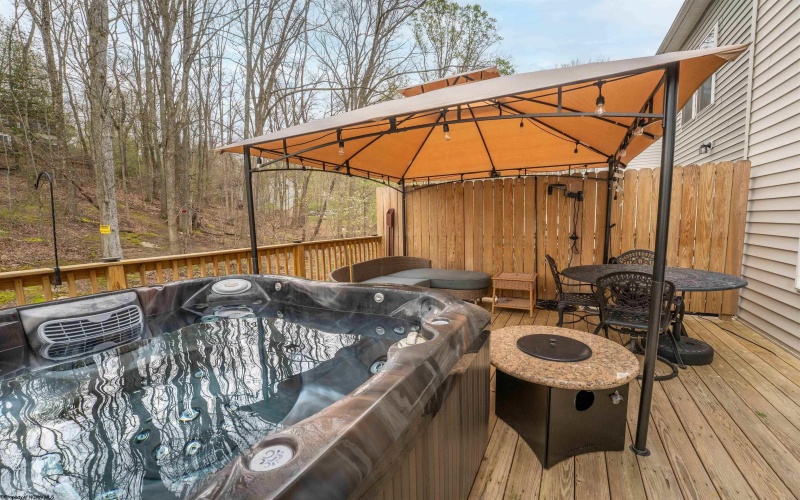 401 Turquoise Lane, Morgantown, West Virginia 26508, 3 Bedrooms Bedrooms, 8 Rooms Rooms,3 BathroomsBathrooms,Single Family Attached,For Sale,Turquoise,10164343