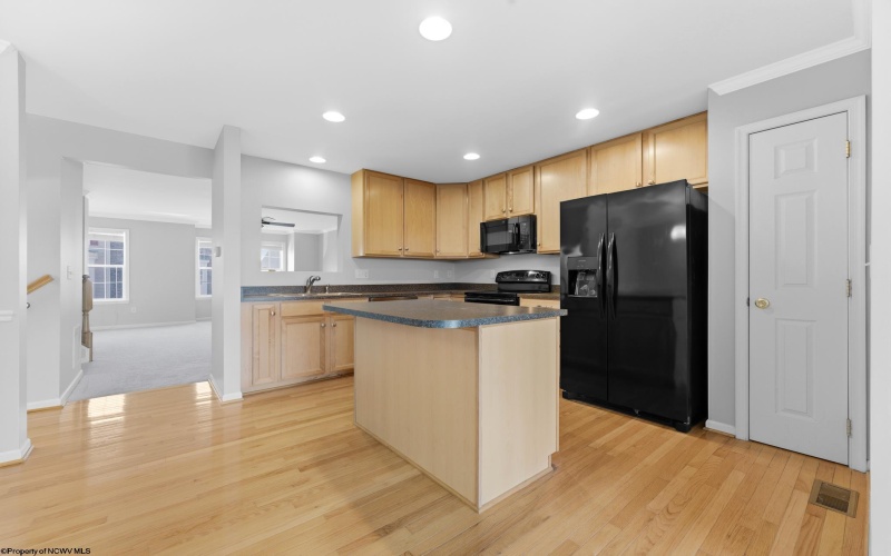 37 Robin Lane, Morgantown, West Virginia 26508, 3 Bedrooms Bedrooms, 10 Rooms Rooms,2 BathroomsBathrooms,Single Family Attached,For Sale,Robin,10164345