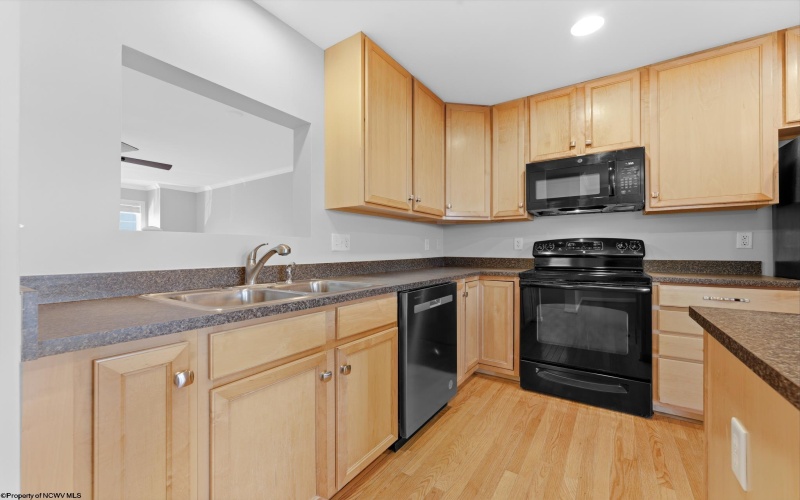 37 Robin Lane, Morgantown, West Virginia 26508, 3 Bedrooms Bedrooms, 10 Rooms Rooms,2 BathroomsBathrooms,Single Family Attached,For Sale,Robin,10164345