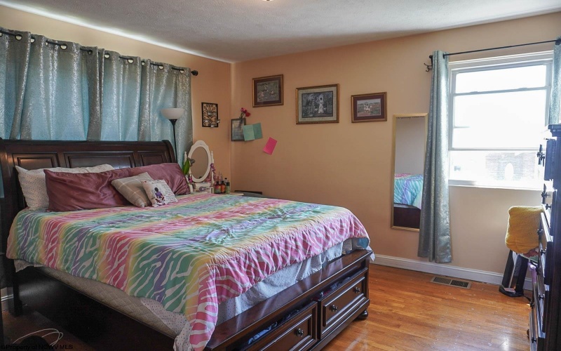 516 Front Street, Fairmont, West Virginia 26554, 3 Bedrooms Bedrooms, 6 Rooms Rooms,2 BathroomsBathrooms,Single Family Detached,For Sale,Front,10164364