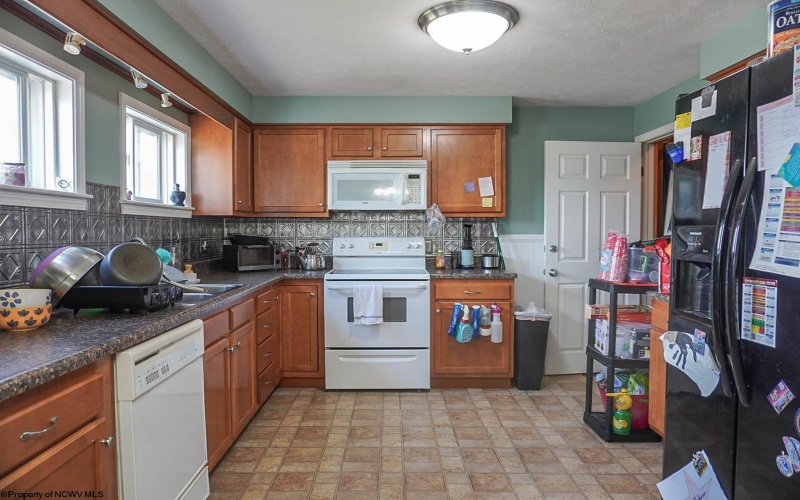 516 Front Street, Fairmont, West Virginia 26554, 3 Bedrooms Bedrooms, 6 Rooms Rooms,2 BathroomsBathrooms,Single Family Detached,For Sale,Front,10164364