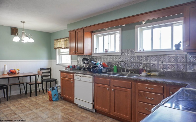 516 Front Street, Fairmont, West Virginia 26554, 3 Bedrooms Bedrooms, 6 Rooms Rooms,2 BathroomsBathrooms,Single Family Detached,For Sale,Front,10164364