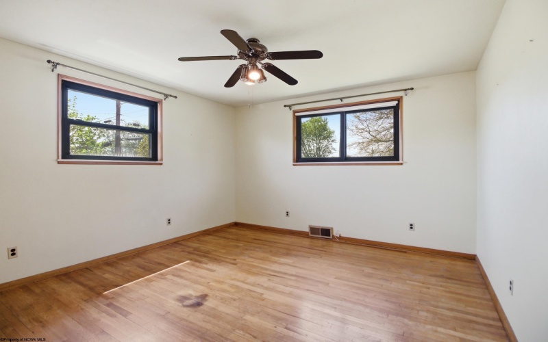 702 Lawman Avenue, Bridgeport, West Virginia 26330, 3 Bedrooms Bedrooms, 5 Rooms Rooms,2 BathroomsBathrooms,Single Family Detached,For Sale,Lawman,10164368