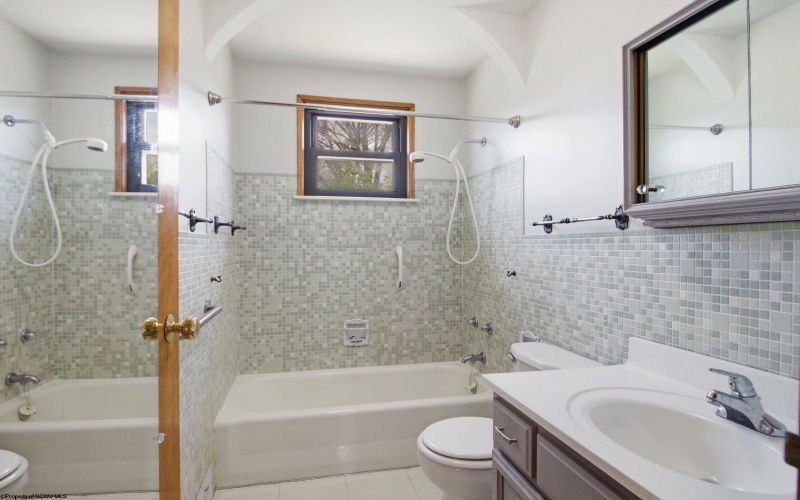 702 Lawman Avenue, Bridgeport, West Virginia 26330, 3 Bedrooms Bedrooms, 5 Rooms Rooms,2 BathroomsBathrooms,Single Family Detached,For Sale,Lawman,10164368